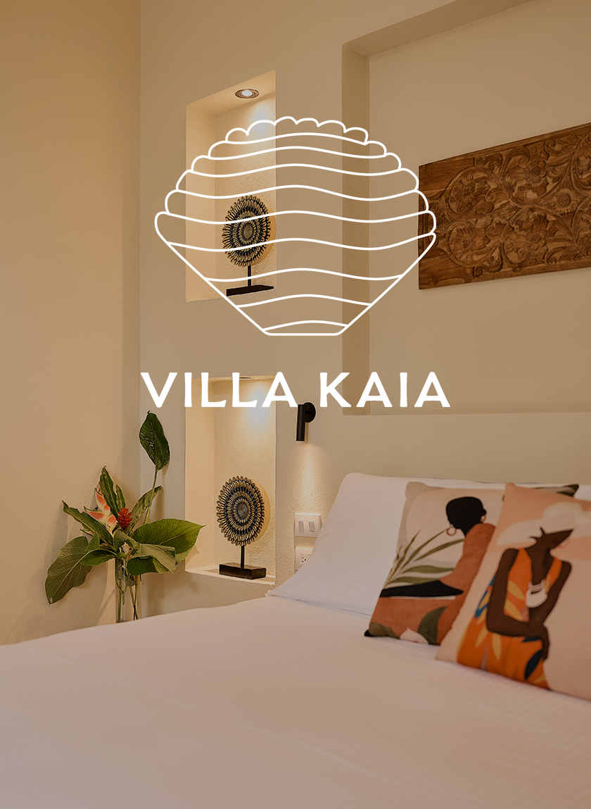 Dormitorio de Villa Kaia con almohadas decorativas en la cama de matrimonio