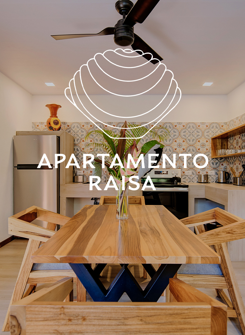 Mesa de madera en el centro de la cocina del apartamento Raisa