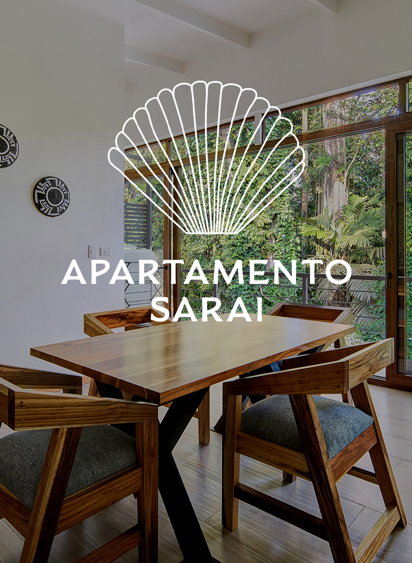 Mesa en el salón del apartamento sarai con vistas al jardín tropical