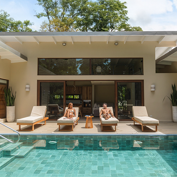 Piscina exterior con tumbonas