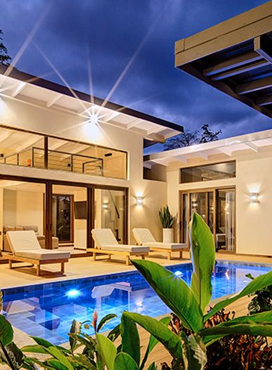 Piscina exterior con tumbonas y vistas al jardín